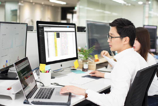 서울 서초구 천랩에서 연구원이 바이오아이플러그 플랫폼을 이용해 마이크로바이옴 데이터를 분석하고 있다.(천랩 제공)